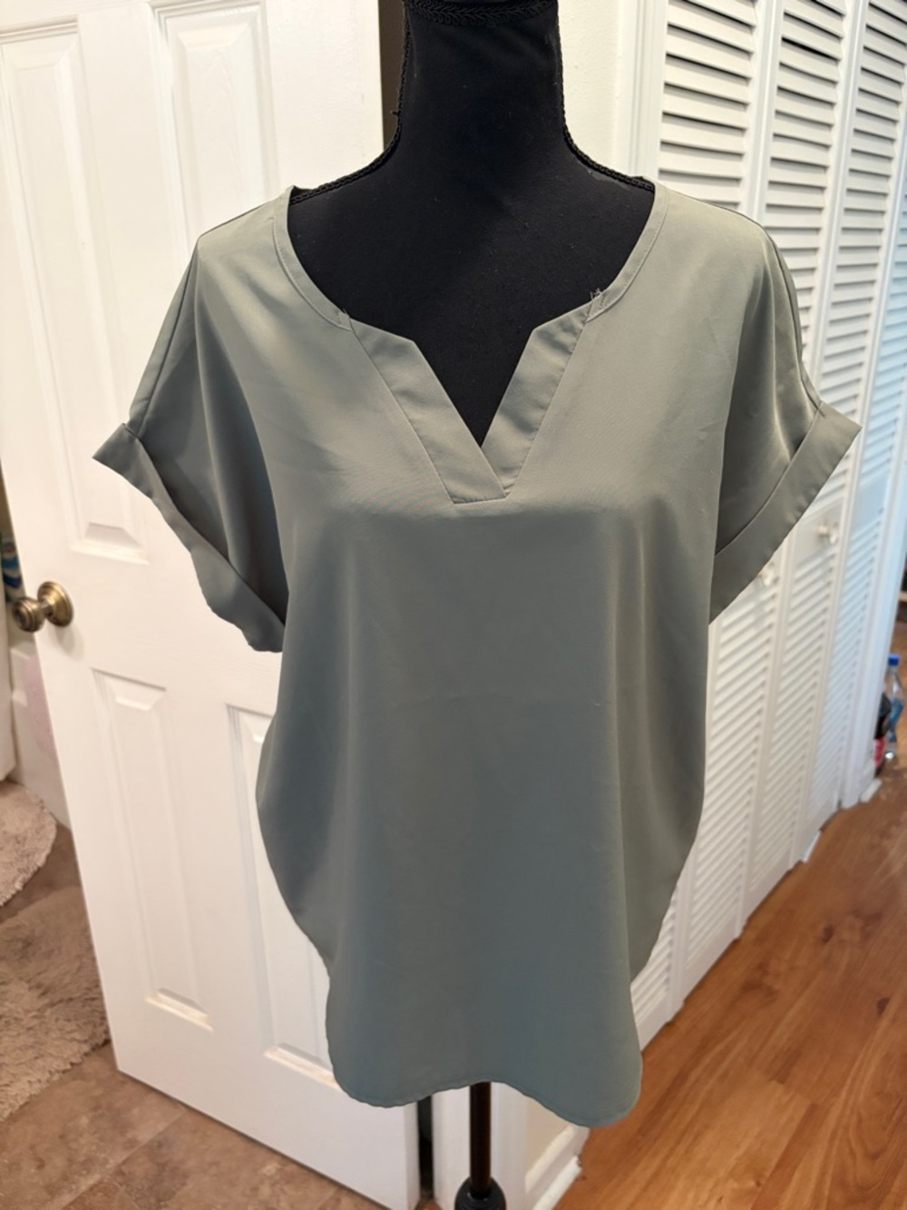 Emery Rose V-Neck Short Sleeve Batwing Top - Sage Green